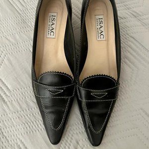 ISAAC MIZRAHI Low black leather pumps - Size: 6.5